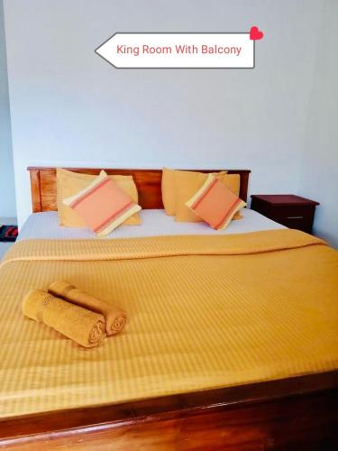a king room with a bed with a wooden headboard at The Rock Face in Ella
