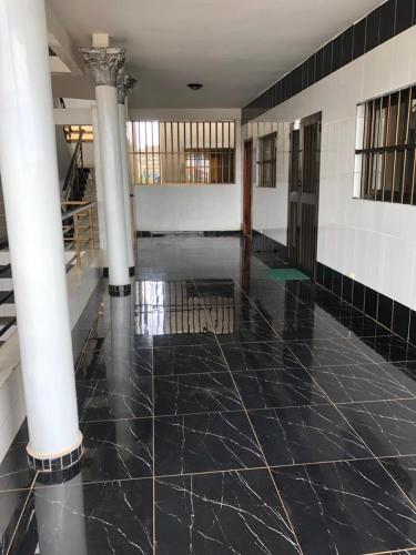 an empty room with columns and ailed floor at Appartement Haut Standing in Lomé