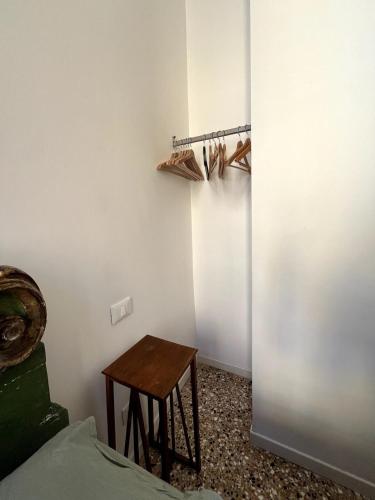 a room with a table next to a white wall at Studio di Lilli in Venice