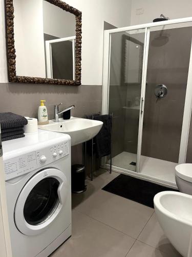 a bathroom with a washing machine and a sink at Studio di Lilli in Venice