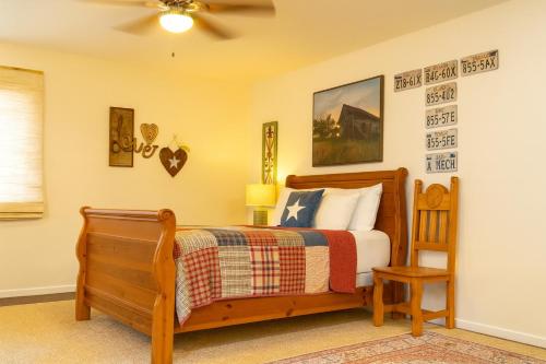 ein Schlafzimmer mit einem Bett und einem Deckenventilator in der Unterkunft Charmingrusticcabinfarmpet Friendlyaffordable in Saint Jo