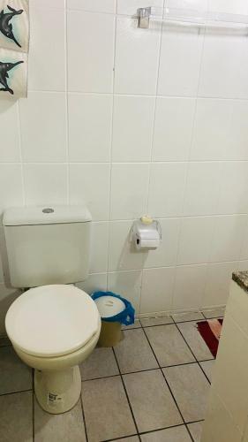 Un baño de Maravilhosa casa com piscina
