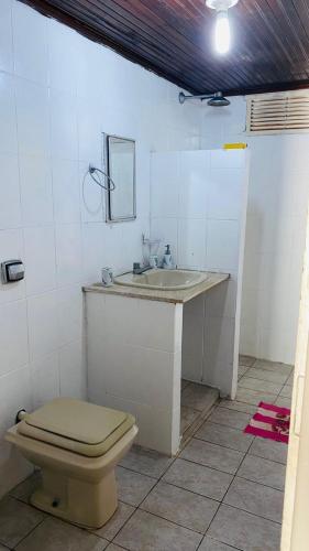 un baño con inodoro y lavabo en Maravilhosa casa com piscina, en Mossoró