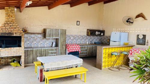 Una cocina o zona de cocina en Maravilhosa casa com piscina