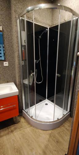 a shower with a glass enclosure in a bathroom at TRZY SOWY noclegi Bytom 24h meldunek samodzielny wygodnelokumpl in Bytom