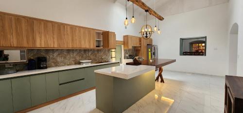 Dapur atau dapur kecil di Cozy rural house with WiFi and garden in Pujilí