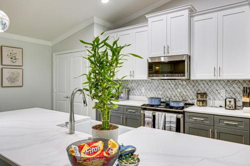Η κουζίνα ή μικρή κουζίνα στο Private Pool and Fire Pit Home in West Palm Beach!