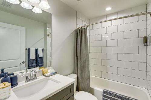 Ένα μπάνιο στο Private Pool and Fire Pit Home in West Palm Beach!