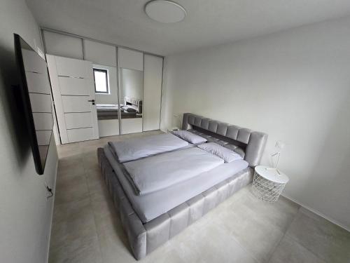 Ένα ή περισσότερα κρεβάτια σε δωμάτιο στο BB Central Apartment with pool and garden