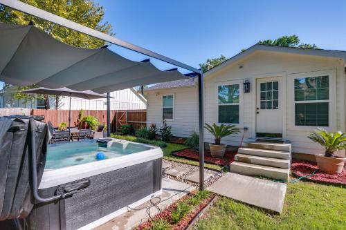 Bazén v ubytování Private Hot Tub Luxe Gem 3 Mi to Lake Ray Roberts nebo v jeho okolí