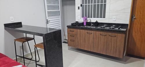 a bathroom with a sink and a counter with a mirror at kitnet 8 Paulista Douglas · Loft 8 Espaço Inteiro Vista para o PQ Ecológico in Indaiatuba