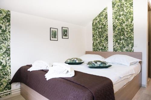 Un dormitorio con una cama con dos cuencos. en Casa BIM, en Zărneşti