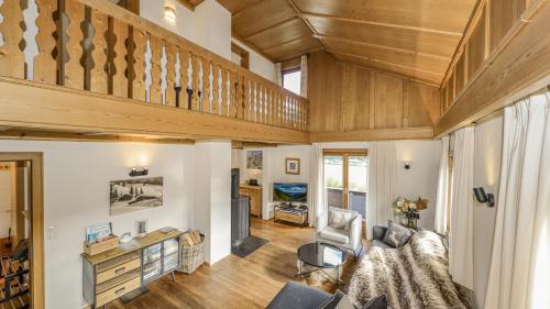 a living room with a couch and a table at Chalet Moralee Kitzbühel, Whirlpool & Alpenblick in Kitzbühel