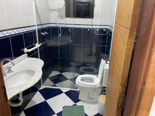 a bathroom with a toilet and a sink at casa Belo Horizonte · Casa 3 quartos parte superior individual com suite in Indaiatuba