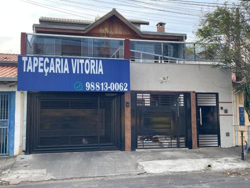 a building with a sign that reads taraja vitaria at casa Belo Horizonte · Casa 3 quartos parte superior individual com suite in Indaiatuba