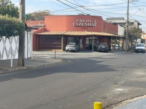 a building on a street with cars parked in front at casa Belo Horizonte · Casa 3 quartos parte superior individual com suite in Indaiatuba