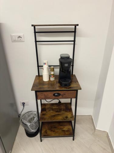 eine Kaffeemaschine auf einem Tisch in einem Zimmer in der Unterkunft La Dimora Di Roberta in Montalcino