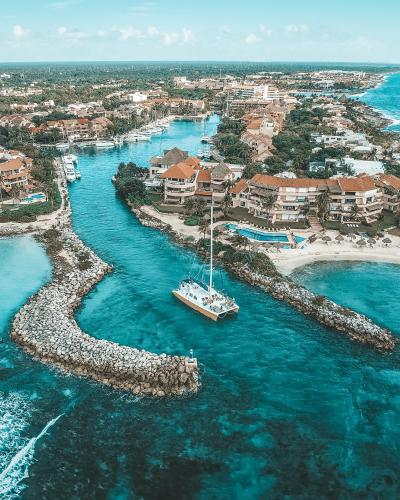 an aerial view of a sail boat in the water at Puerto Aventuras 2 Dorm-Piscina-Playa-Riviera Maya in Puerto Aventuras