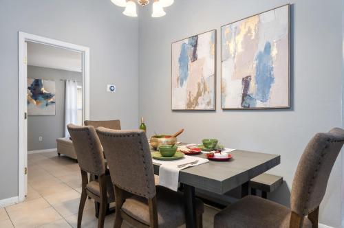 a dining room with a table and chairs at The Sunny - Theme Parks , Heated Pool , Grill in Davenport