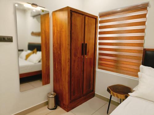 Postel nebo postele na pokoji v ubytování somainn Rooms near Trivandrum North Railway Station Kochuveli