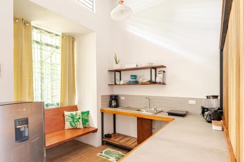 Η κουζίνα ή μικρή κουζίνα στο Casa Caiman, Wifi rapido a 5 minutos de Puerto Viejo