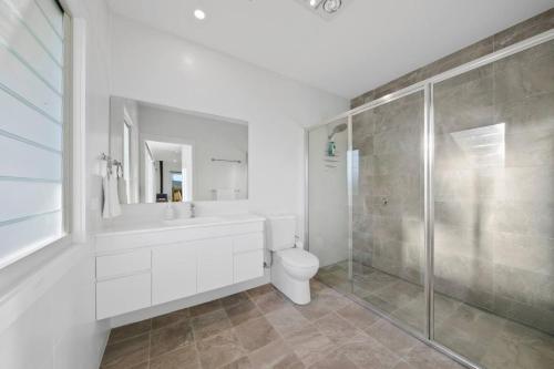 a bathroom with a tub and a toilet and a shower at The Shiraz Villa at Molly Morgan Wines in Rothbury