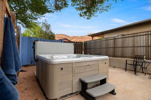 bañera de hidromasaje en un patio junto a una valla en Charming 2 Bedroom Near Downtown - Rose Tree 1, en Moab