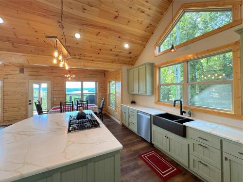 Fotografie z fotogalerie ubytování Moose Cabin Lakeview v destinaci Lost Bridge Village