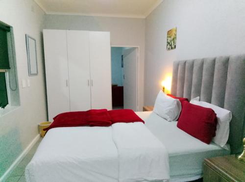 Ένα ή περισσότερα κρεβάτια σε δωμάτιο στο Neo & Ruks Rooms Parow 5