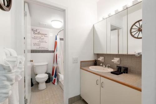 Ένα μπάνιο στο Philly Apartment Old City King Bed Walkable to Sites