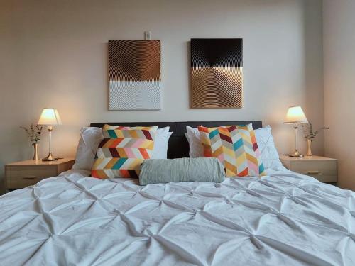 Ένα ή περισσότερα κρεβάτια σε δωμάτιο στο Studio Apt Near Temple Unit with Free Parking for Extended Stays