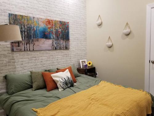 Postel nebo postele na pokoji v ubytování Downtown Philly 1BR with Stunning Views