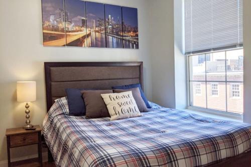 Postel nebo postele na pokoji v ubytování Old City Apt Near Independent Hall and Liberty Bell