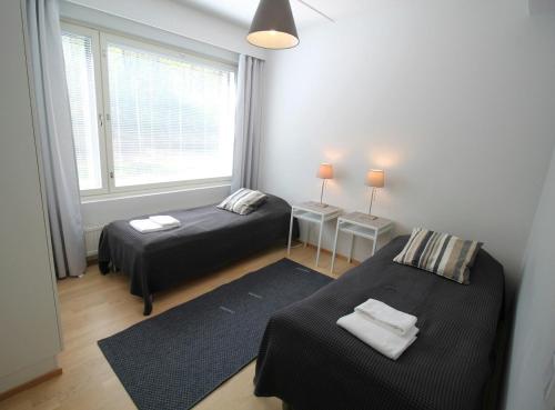 Katil atau katil-katil dalam bilik di Convenient Apartment for 5 with Sauna
