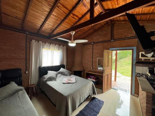 Postel nebo postele na pokoji v ubytování Chalé Canto Da Vila Ibitipoca