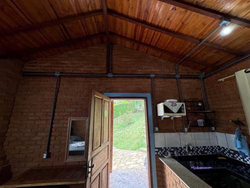 Kuchyň nebo kuchyňský kout v ubytování Chalé Canto Da Vila Ibitipoca