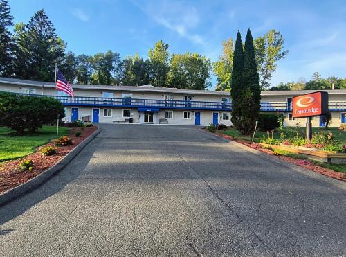 an empty parking lot in front of a building at Econo Lodge Lee - Great Barrington in Lee