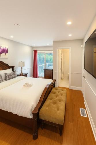 a bedroom with a large bed and a flat screen tv at Spacious 5-Bedroom House in Thornhill in Vaughan