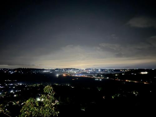 vista sulla città illuminata di notte di Hilltop Haven Mpigi a Mpigi