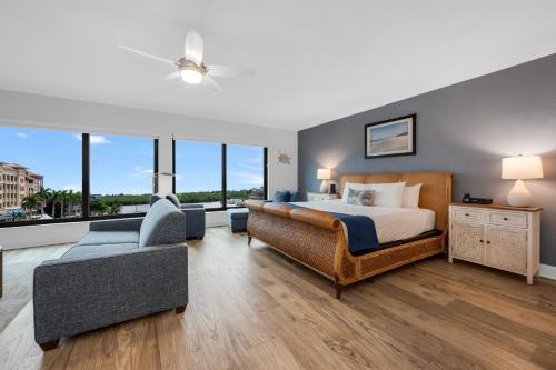 ein Schlafzimmer mit einem Bett, einer Couch und einem Sessel in der Unterkunft Bayfront Inn 5th Avenue in Naples