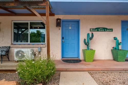 una casa con una porta blu e due cactus di Cozy Adventure Pad Near Downtown - Rose Tree 2 a Moab