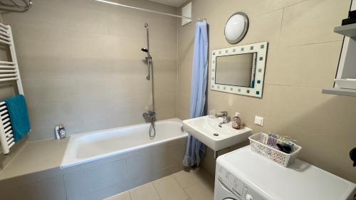 a bathroom with a sink and a bath tub and a sink at Your temporary home in Vienna in Vienna