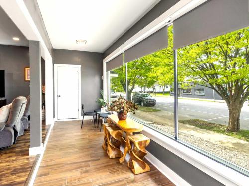 Posezení v ubytování Bright New Albany Home 12 Mi to Churchill Downs