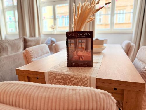 a book sitting on top of a wooden table at DREAMZzz AltstadtTraum im Herzen Coburgs Parkplatz in Coburg