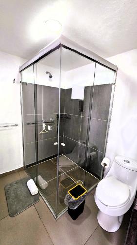 a bathroom with a glass shower with a toilet at S03 SUITE CON CAMA KING SIZE Premium Frente al TEC CEM con Cocineta WiFi Balcón Parking Terraza 10 in Mexico City