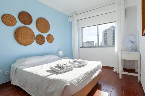 Ένα ή περισσότερα κρεβάτια σε δωμάτιο στο Rocha Beach Flat in Portimão