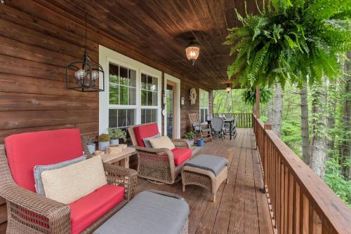 Zahrada ubytování Riverfront Cabin in Crumpler-- Sleeps 6, 30 Mins to West Jefferson