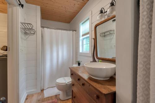 Koupelna v ubytování Riverfront Cabin in Crumpler-- Sleeps 6, 30 Mins to West Jefferson