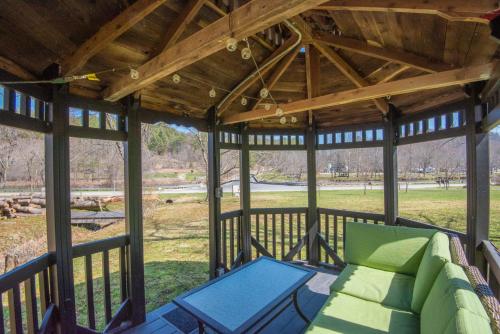 Zahrada ubytování New River Views & Access - Hot Tub, Gazebo, Fire Pit, Next to Riverside Canoeing!