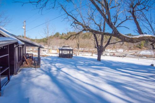 New River Views & Access - Hot Tub, Gazebo, Fire Pit, Next to Riverside Canoeing! v zimě
